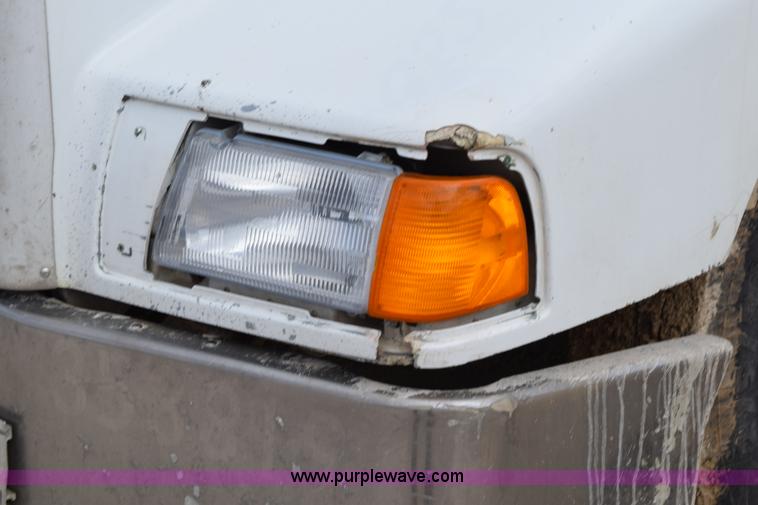 image for item K2365 1998 Peterbilt 377 semi truck