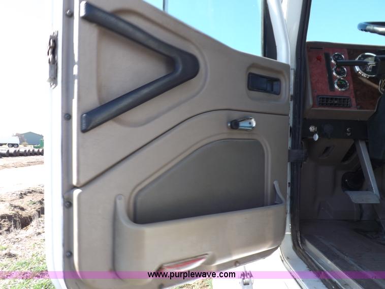 image for item K3769 2003 International 9100i semi truck