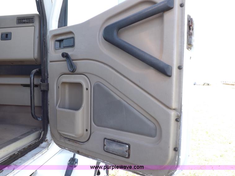 image for item K3769 2003 International 9100i semi truck