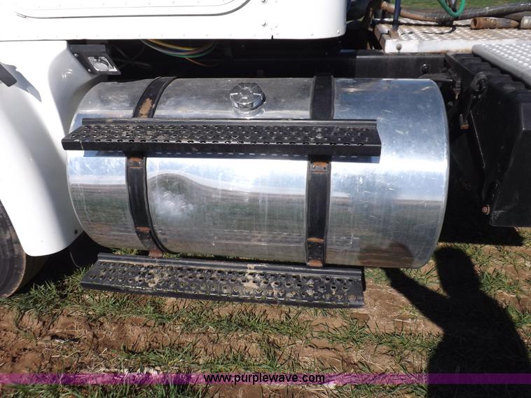 image for item K3769 2003 International 9100i semi truck