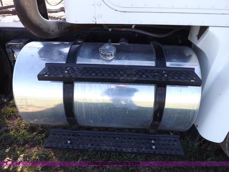 image for item K3769 2003 International 9100i semi truck