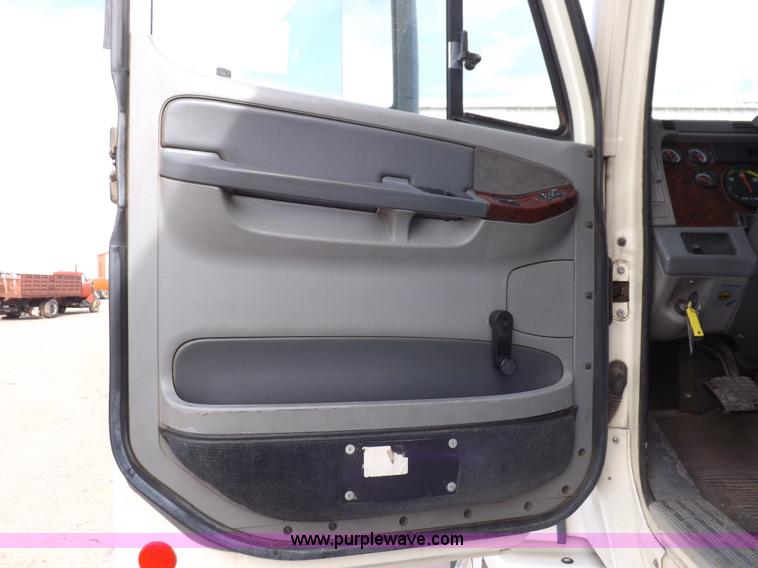 image for item K3770 2004 Freightliner ST120 semi truck