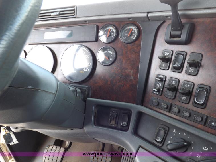 image for item K3770 2004 Freightliner ST120 semi truck