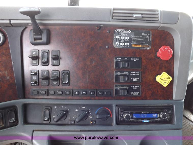 image for item K3770 2004 Freightliner ST120 semi truck