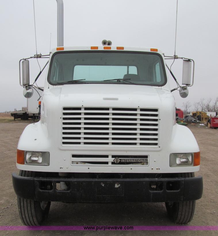image for item K5528 2002 International 8100 semi truck
