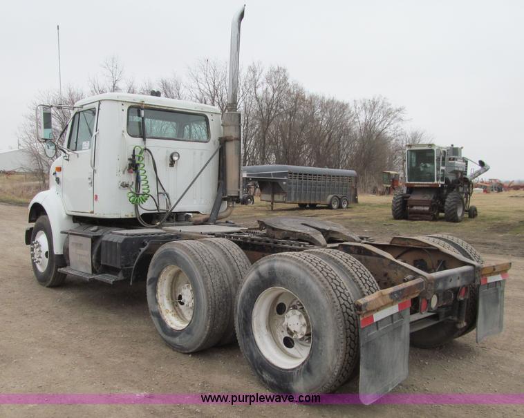 image for item K5528 2002 International 8100 semi truck