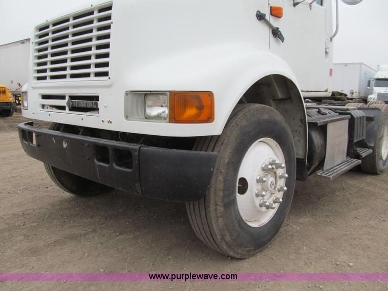 image for item K5528 2002 International 8100 semi truck