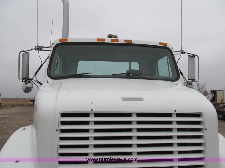 image for item K5528 2002 International 8100 semi truck