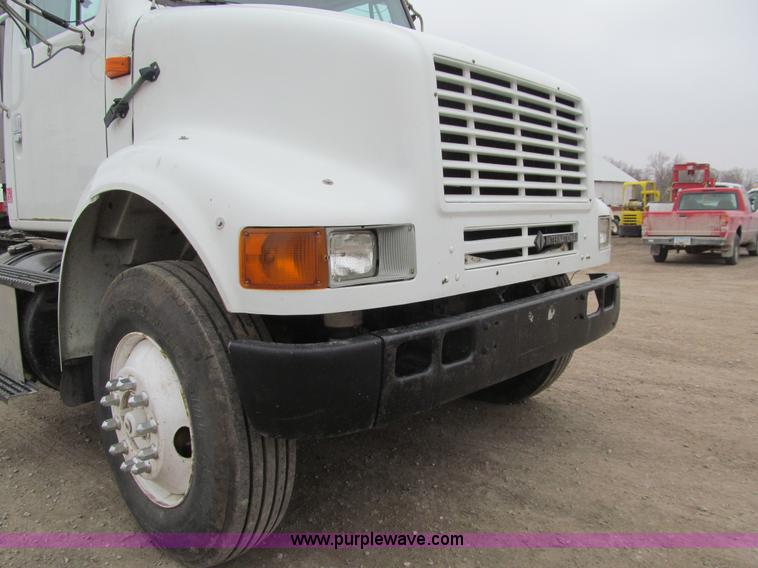 image for item K5528 2002 International 8100 semi truck