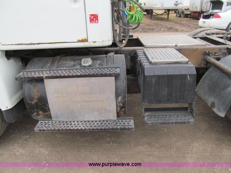 image for item K5528 2002 International 8100 semi truck