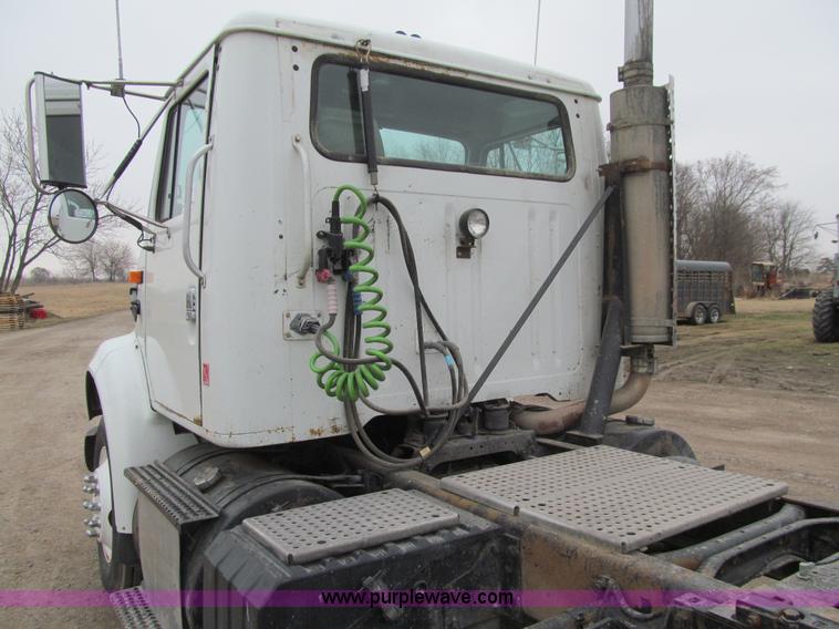 image for item K5528 2002 International 8100 semi truck