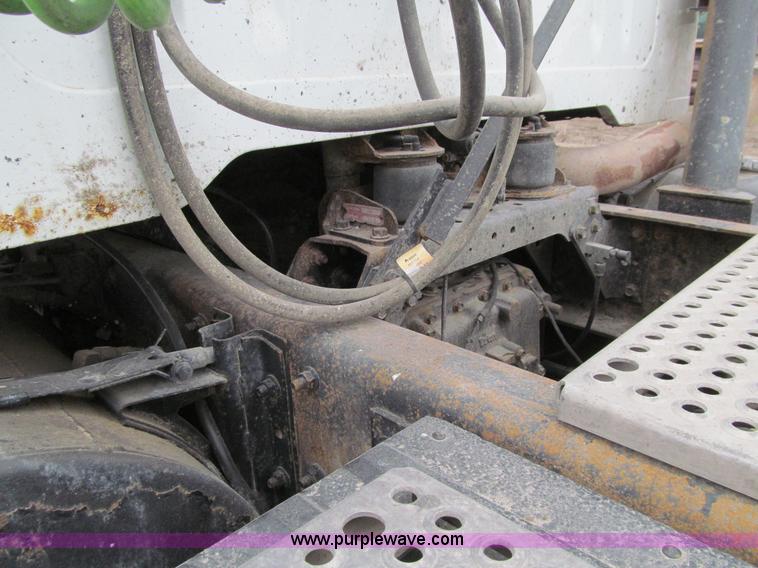 image for item K5528 2002 International 8100 semi truck