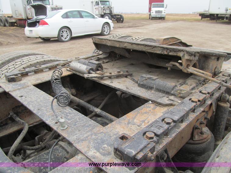 image for item K5528 2002 International 8100 semi truck