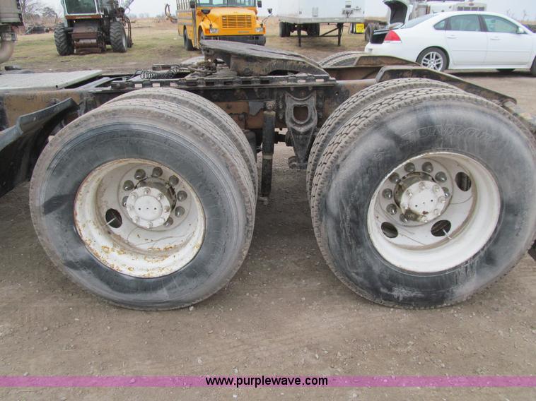 image for item K5528 2002 International 8100 semi truck