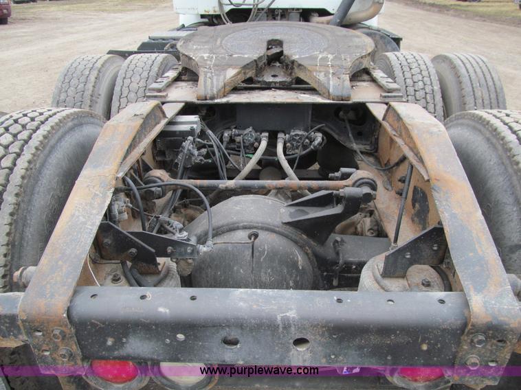 image for item K5528 2002 International 8100 semi truck