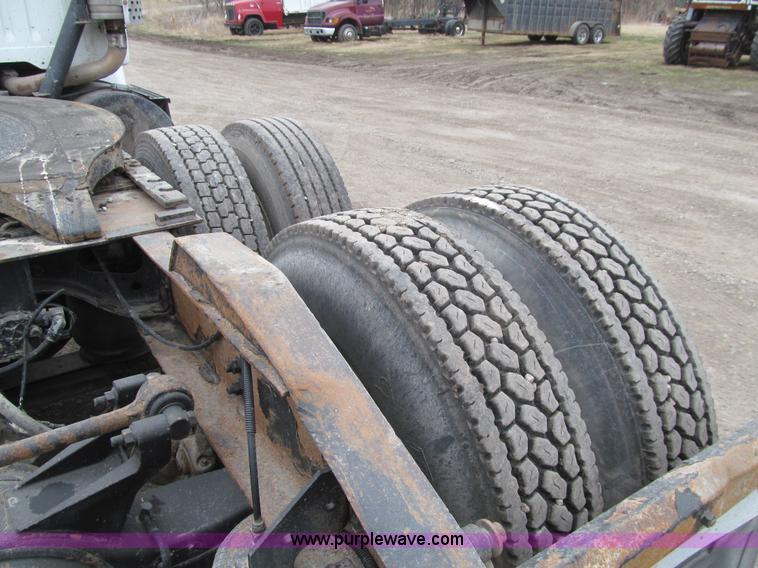 image for item K5528 2002 International 8100 semi truck