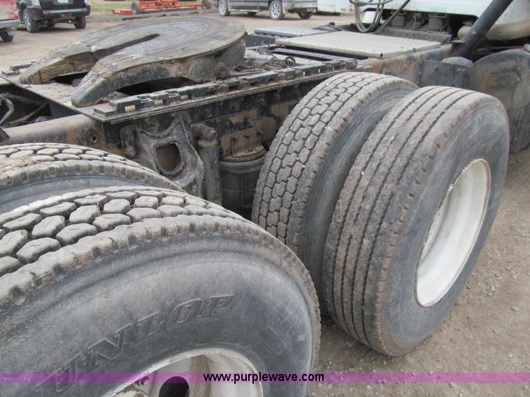 image for item K5528 2002 International 8100 semi truck