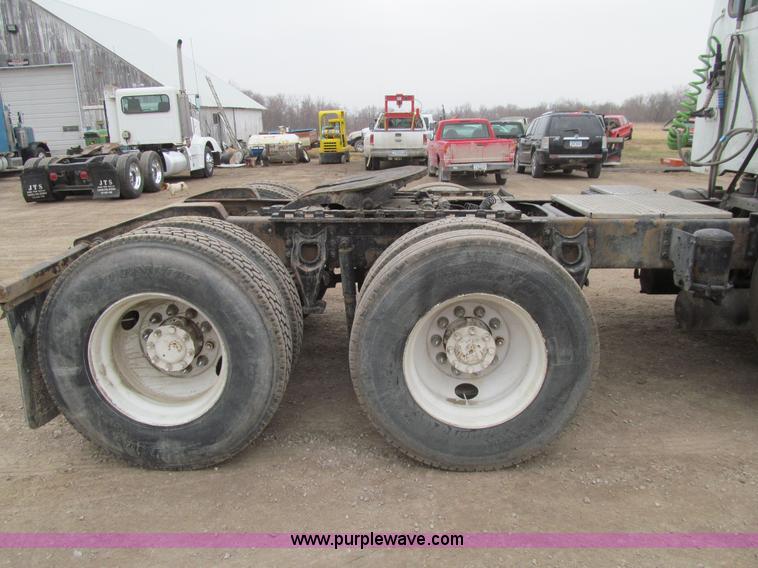 image for item K5528 2002 International 8100 semi truck