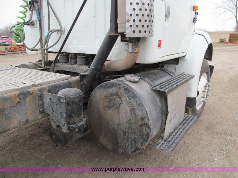 image for item K5528 2002 International 8100 semi truck