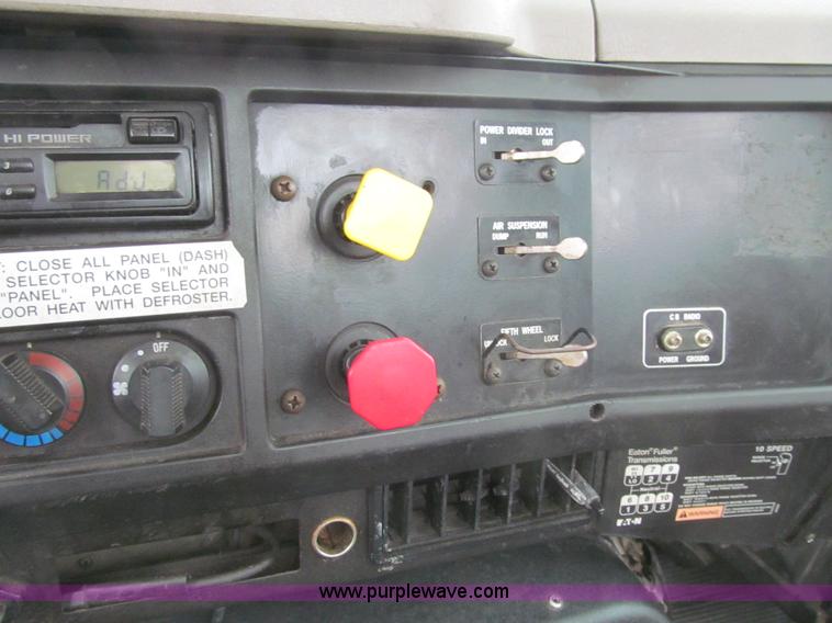 image for item K5528 2002 International 8100 semi truck