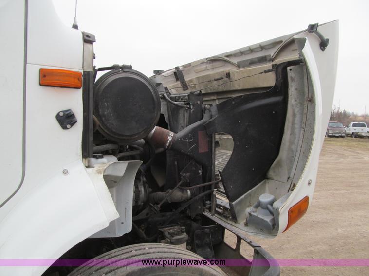 image for item K5528 2002 International 8100 semi truck