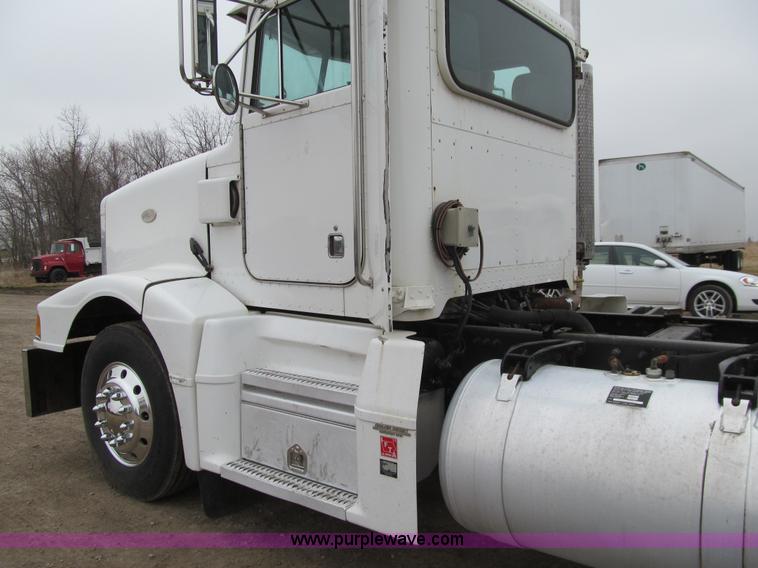 image for item K5529 1996 Peterbilt 377 semi truck
