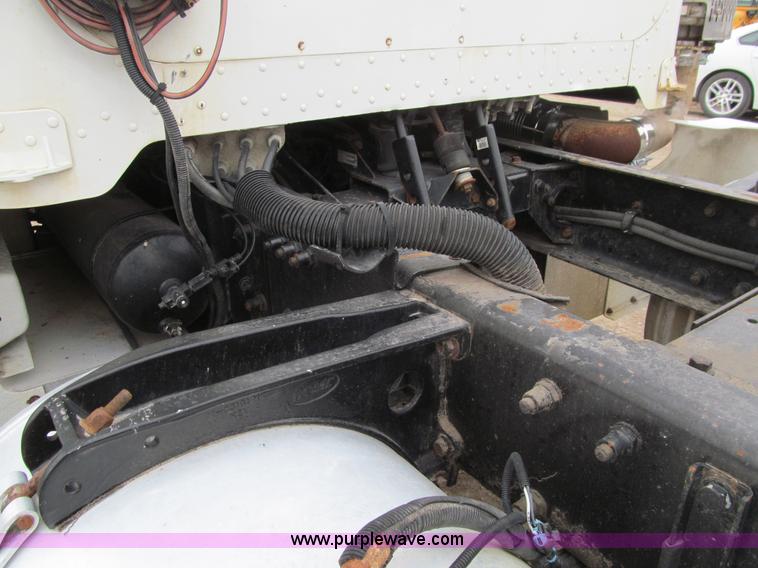 image for item K5529 1996 Peterbilt 377 semi truck