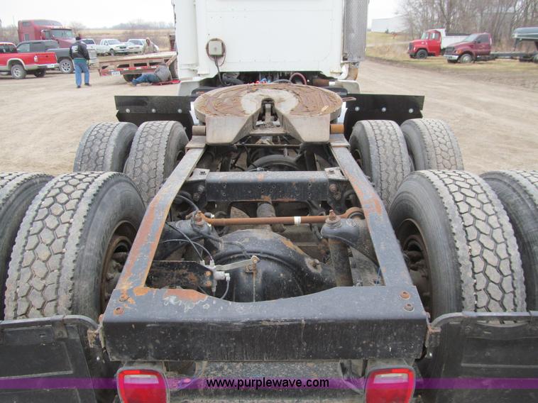 image for item K5529 1996 Peterbilt 377 semi truck