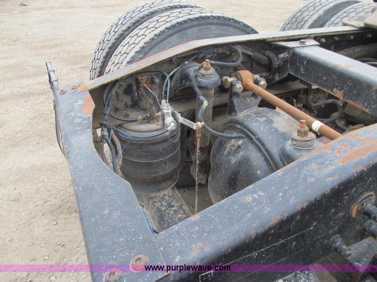 image for item K5529 1996 Peterbilt 377 semi truck