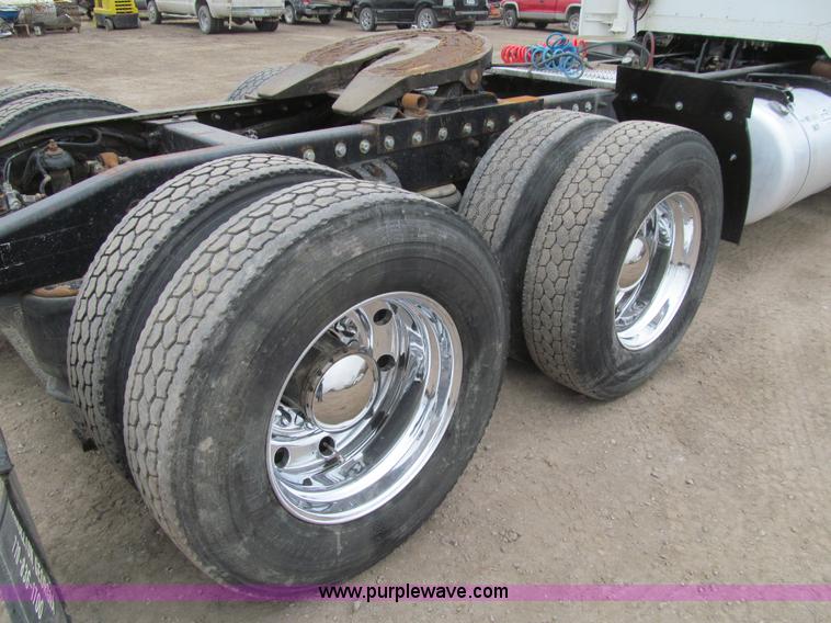 image for item K5529 1996 Peterbilt 377 semi truck