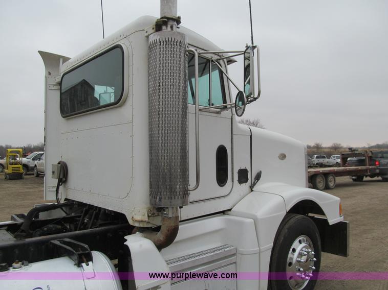 image for item K5529 1996 Peterbilt 377 semi truck