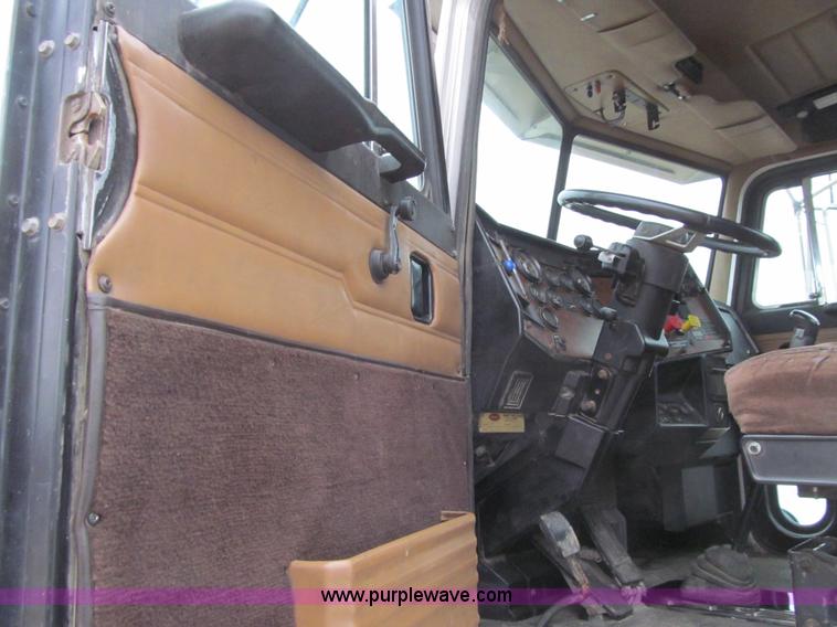 image for item K5529 1996 Peterbilt 377 semi truck