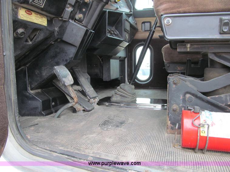 image for item K5529 1996 Peterbilt 377 semi truck