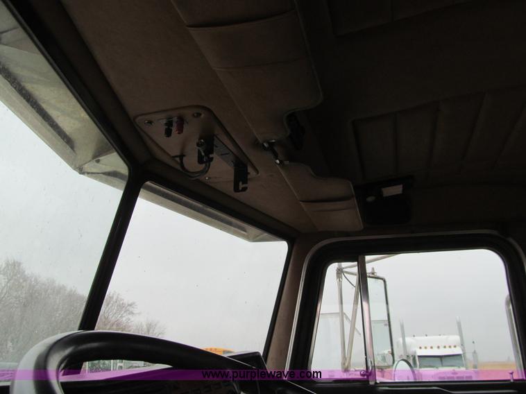 image for item K5529 1996 Peterbilt 377 semi truck