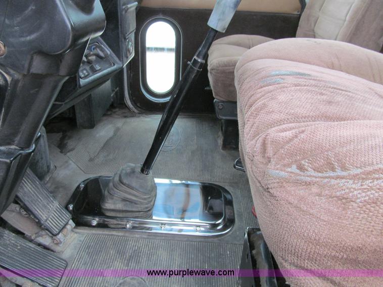 image for item K5529 1996 Peterbilt 377 semi truck