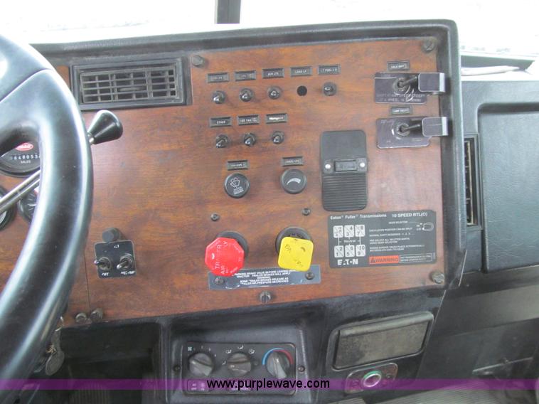 image for item K5529 1996 Peterbilt 377 semi truck