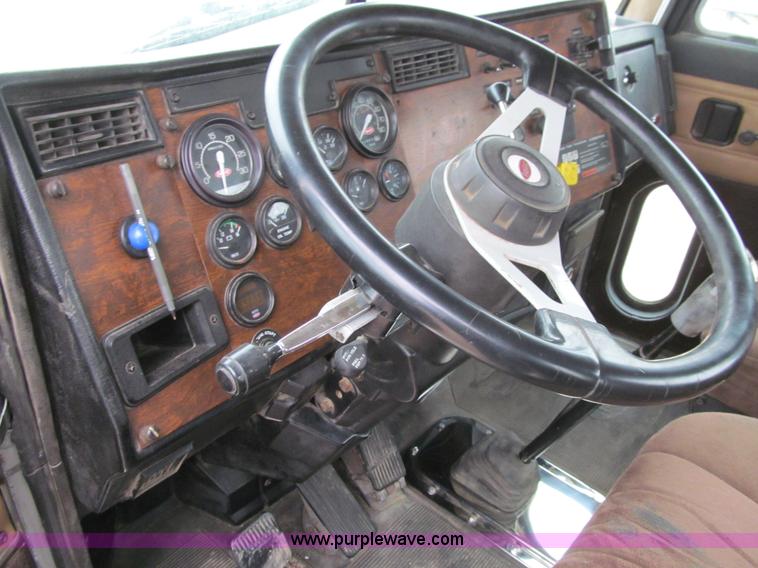 image for item K5529 1996 Peterbilt 377 semi truck