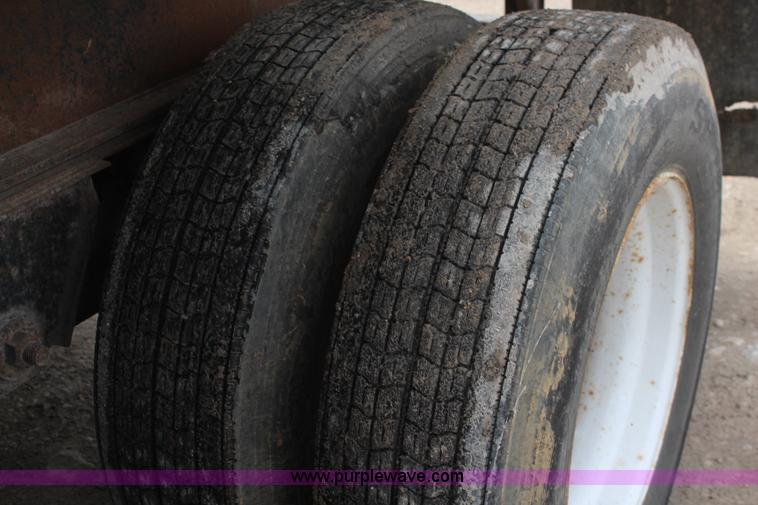 image for item K6828 1995 Trailmobile flatbed trailer