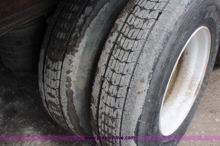 image for item K6828 1995 Trailmobile flatbed trailer