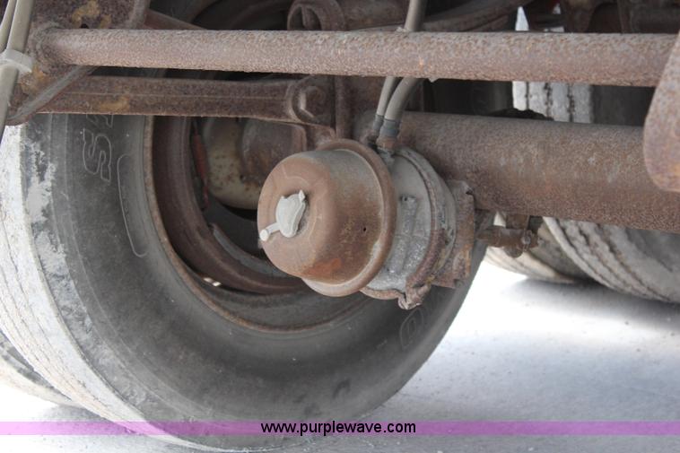 image for item K6833 1995 Trailmobile dry van trailer