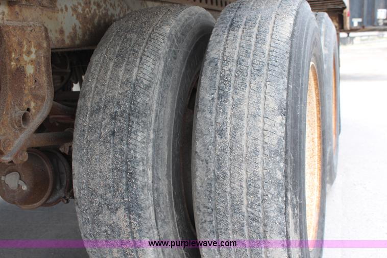 image for item K6833 1995 Trailmobile dry van trailer