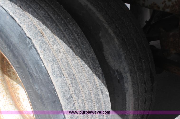 image for item K6833 1995 Trailmobile dry van trailer