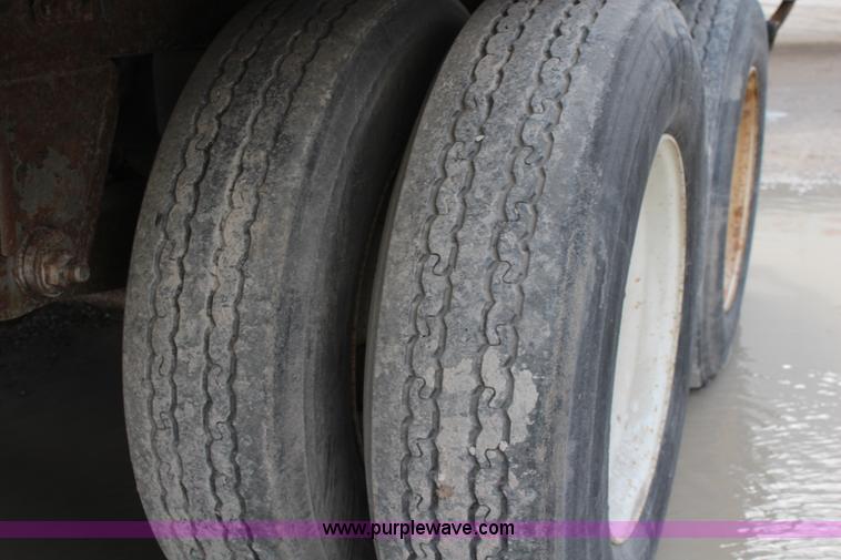 image for item K6837 2000 Wabash dry van trailer