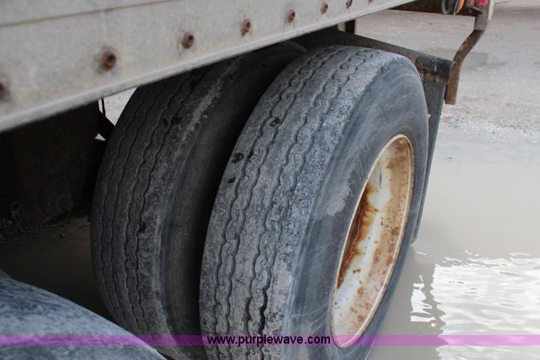 image for item K6837 2000 Wabash dry van trailer