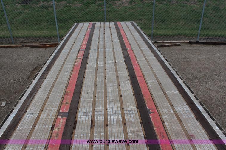 image for item K6840 2005 Transcraft Eagle flatbed trailer