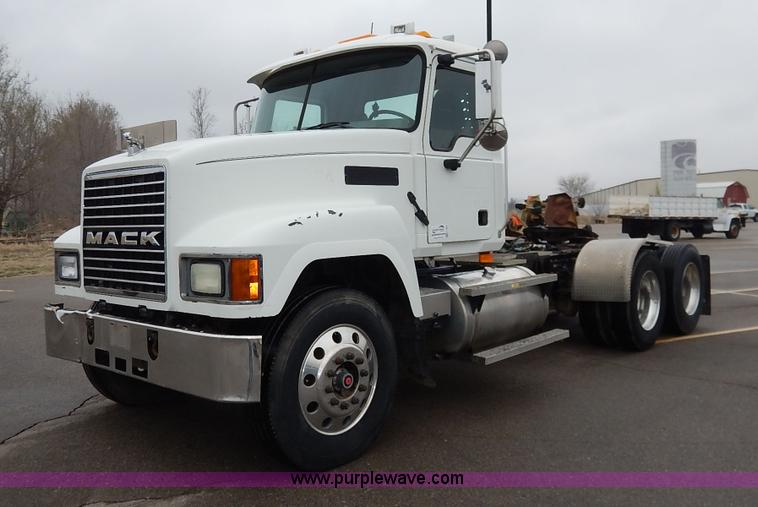 image for item K7320 2004 Mack CH613 semi truck