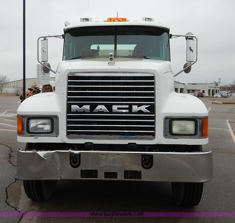 image for item K7320 2004 Mack CH613 semi truck
