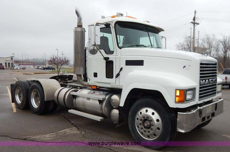 image for item K7320 2004 Mack CH613 semi truck