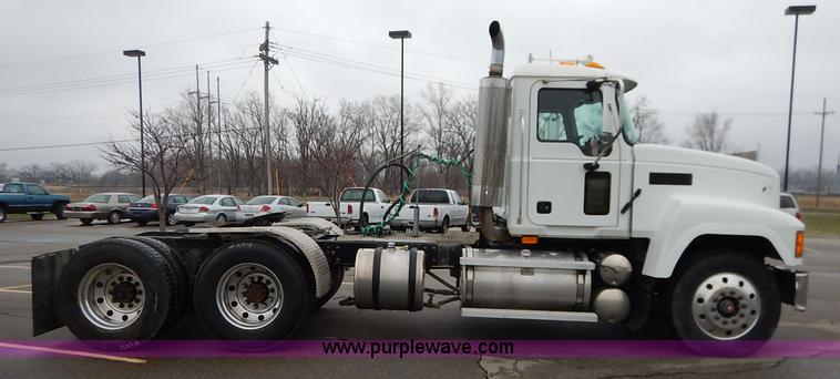 image for item K7320 2004 Mack CH613 semi truck