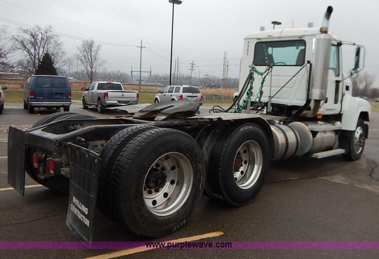 image for item K7320 2004 Mack CH613 semi truck